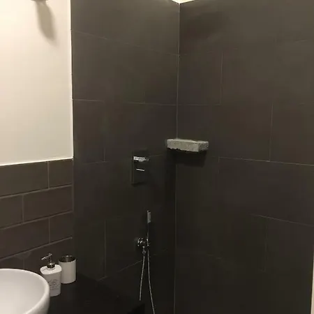 Leon Rosso Flat * فلورنس