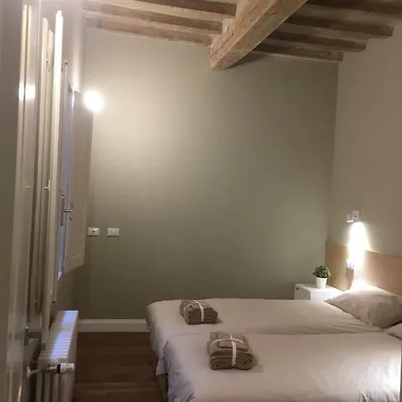 Leon Rosso Flat Φλωρεντία