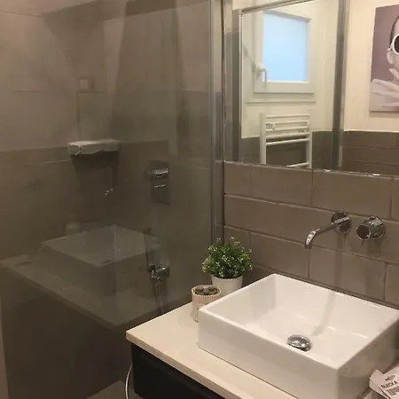 Leon Rosso Flat Daire *